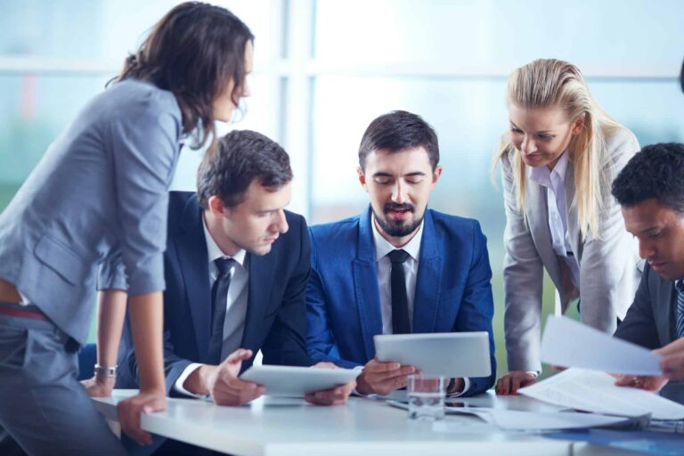 Illustartion shows businees plan to work with clients withour platform